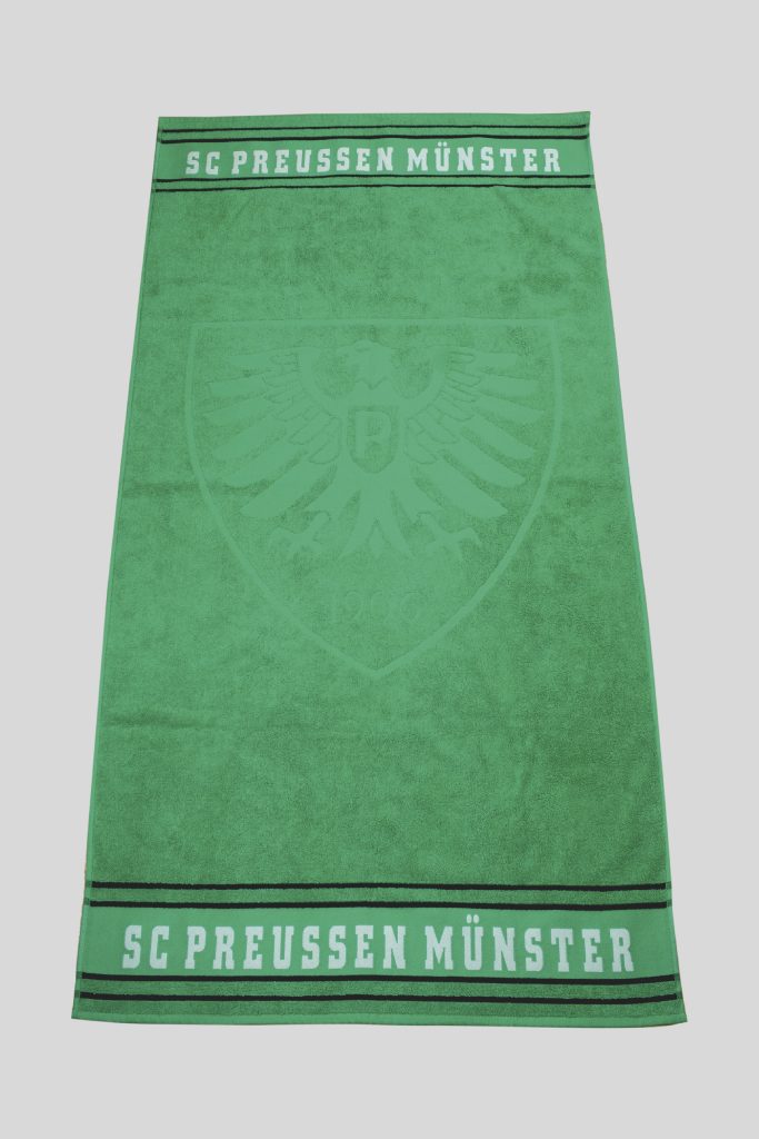 Grünes Frottierhandtuch mit bedruckter Bordüre und SG Preussen Münster Schriftzug sowie Vereinswappen, passend zur Größe 50 x 100 cm.