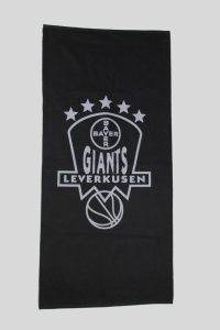 Das schwarze Frottierhandtuch zeigt das Bayer Giants Leverkusen Logo mit fünf Sternen und markanter Basketball-Grafik in Weiß.