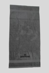 Ein Frottierhandtuch mit bedruckter Bordüre zeigt das Logo SG Dettenheim auf grauem Stoff und passt zum Produkt Handtücher bedruckt (50 x 100 cm).