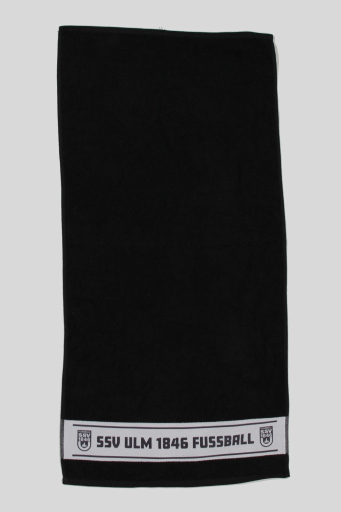 Schwarzes Frottierhandtuch mit bedruckter Bordüre und dem Schriftzug SSV Ulm 1846 Fußball, passend zur Produktseite für Handtücher bedruckt.