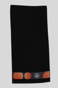 Schwarzes Frottierhandtuch mit bedruckter Bordüre, Basketballmotiven und TVG Kaiserau Basketball-Logo, passend zum Produkt Handtücher bedruckt (50 x 100 cm).